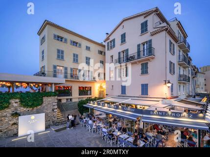 Brasserie am Aussichtshafen in Saint Tropez, Cote d'Azur, Var, Frankreich Stockfoto