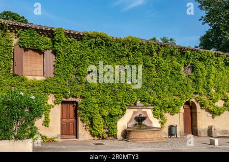 Brunnen der Société du Canal de Provence, regionaler Wasserversorger in Le Tholonet auf der Route Cezanne, Provence, Frankreich Stockfoto