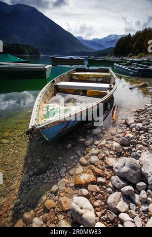 Altes Ruderboot am Sylvensteinsee im Hintergrund die Alpen, Sylvenstein Reservoir, Bayern, Deutschland Stockfoto