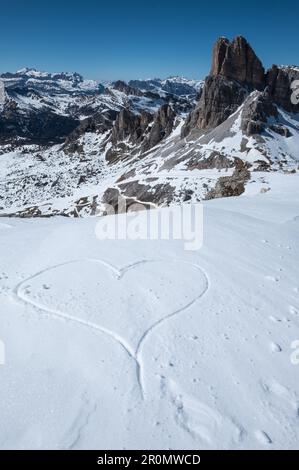 Cinque Torri von Rifugio Nuvolau mit Blick auf die Dolomiten und im Vordergrund ein Herz, Cortina d'Ampezzo; Belluna; Italien Stockfoto