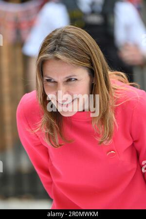 Lucy Frazer MP (Staatssekretärin für Kultur, Medien und Sport), die an dem von Rishi Sunak und seiner Frau Akshata Murty i veranstalteten "Krönung Big Lunch" teilnahm Stockfoto