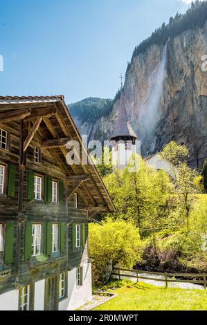 Blick auf den Staubbachfall in Lauterbrunnen an einem wunderschönen sonnigen Frühlingstag in den Berner Alpen Stockfoto