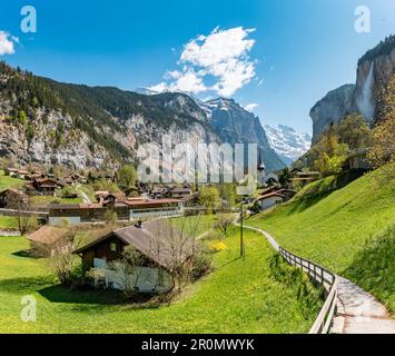 Blick auf Lauterbrunnen an einem wunderschönen sonnigen Frühlingstag in den Berner Alpen Stockfoto