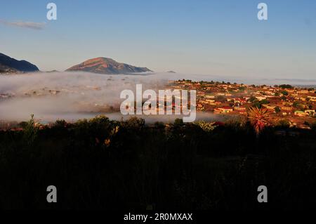 An einem kühlen frühen Wintermorgen schwebt eine Nebeldecke über dem Dorf GA-Maja in der südafrikanischen Provinz Limpopo Stockfoto