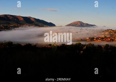 An einem kühlen frühen Wintermorgen schwebt eine Nebeldecke über dem Dorf GA-Maja in der südafrikanischen Provinz Limpopo Stockfoto