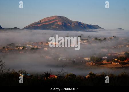 An einem kühlen frühen Wintermorgen schwebt eine Nebeldecke über dem Dorf GA-Maja in der südafrikanischen Provinz Limpopo Stockfoto