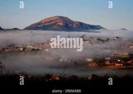 An einem kühlen frühen Wintermorgen schwebt eine Nebeldecke über dem Dorf GA-Maja in der südafrikanischen Provinz Limpopo Stockfoto