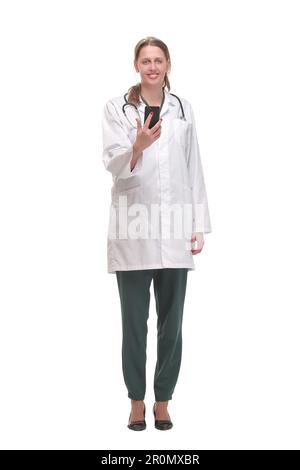 Vorderansicht der konzentrierten schönen Ärztin beim Lesen der Textnachricht Stockfoto
