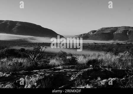 An einem kühlen frühen Wintermorgen schwebt eine Nebeldecke über dem Dorf GA-Maja in der südafrikanischen Provinz Limpopo Stockfoto