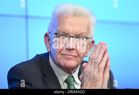 Stuttgart, Deutschland. 09. Mai 2023. Winfried Kretschmann (Bündnis 90/die Grünen), Ministerpräsident von Baden-Württemberg, hört auf einer Pressekonferenz im staatsparlament Fragen von Journalisten. Kredit: Bernd Weißbrod/dpa/Alamy Live News Stockfoto