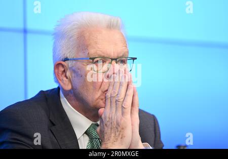 Stuttgart, Deutschland. 09. Mai 2023. Winfried Kretschmann (Bündnis 90/die Grünen), Ministerpräsident von Baden-Württemberg, hört auf einer Pressekonferenz im staatsparlament Fragen von Journalisten. Kredit: Bernd Weißbrod/dpa/Alamy Live News Stockfoto