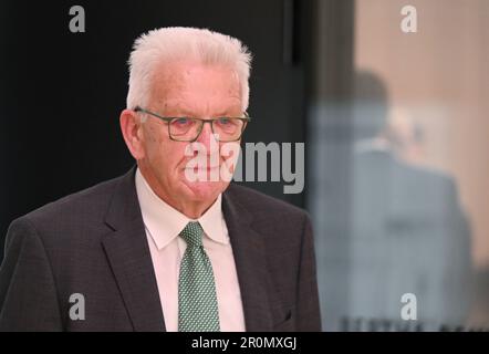 Stuttgart, Deutschland. 09. Mai 2023. Winfried Kretschmann (Bündnis 90/die Grünen), Ministerpräsident von Baden-Württemberg, verlässt den Konferenzraum nach einer Pressekonferenz im landesparlament. Kredit: Bernd Weißbrod/dpa/Alamy Live News Stockfoto