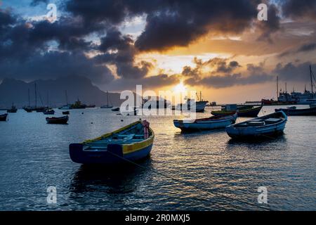 Kap Verde, Insel Sao Vincente, Mindelo, Sonnenuntergang im Hafen Stockfoto