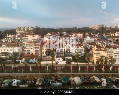 Blick auf Villen am Strand von Cascais, Portugal, bei Sonnenuntergang Stockfoto