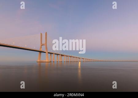 Vasco da Gama Brücke in Lissabon zum Supermond Stockfoto