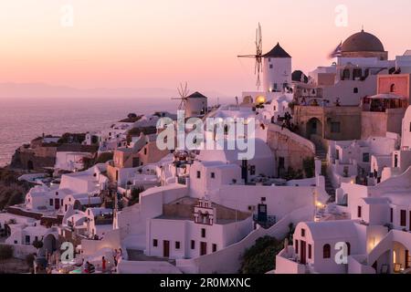 Blick auf die Windmühlen von Oia, Santorin, Griechenland Stockfoto