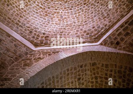 Die komplizierte Steinkuppel des antiken Mawlawi-Museums von Antalya in der Altstadt von Kaleici, Türkei, zeigt die fachkundige Handwerkskunst seiner Baumeister. Th Stockfoto