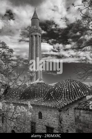 Die Yivli-Minaret-Moschee sorgt für die alte Altstadt von Kaleici in Antalya, Provinz Antalya, Türkei (Turkiye) Stockfoto