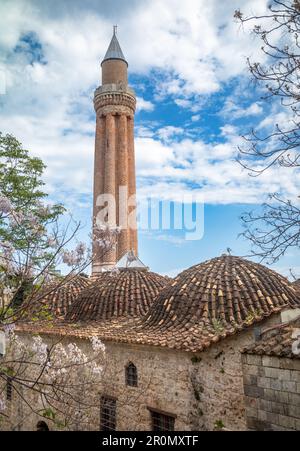 Die Yivli-Minaret-Moschee sorgt für die alte Altstadt von Kaleici in Antalya, Provinz Antalya, Türkei (Turkiye) Stockfoto