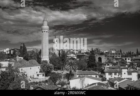 Blick über die Dächer und Moschee-Minarette der alten Altstadt von Kaleici in Antalya, Türkei (Turkiye). Diese historische Siedlung war o Stockfoto
