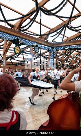 Volkstanz im Festzelt auf dem Oktoberfest in München, Bayern Stockfoto