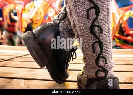 Haferlschuhe und gestickte Socken auf dem Oktoberfest in München, Bayern Stockfoto