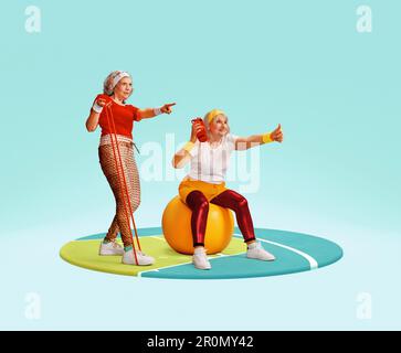 Positive, aktive, sportliche Frauen mittleren Alters in farbenfroher Sportbekleidung, die mit Fitnessgeräten trainieren Stockfoto
