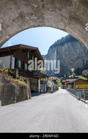 Blick auf Lauterbrunnen an einem wunderschönen sonnigen Frühlingstag in den Berner Alpen Stockfoto