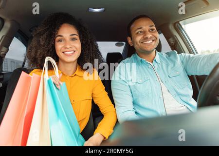 Glückliche Arabische Ehepartner Sitzen Im Auto Und Genießen Die Fahrt Nach Dem Einkaufen Stockfoto