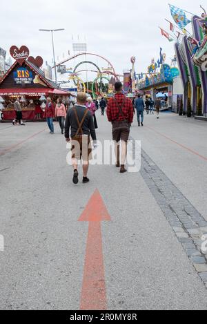 Betrunkene Typen in bayerischen Kostümen, die auf dem Oktoberfest in München, Bayern, Deutschland unterwegs sind Stockfoto