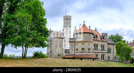 Schloss Lichtenstein, ein historisches Gebäude im neogotischen Stil mit Blick auf Honau, die Schwäbische Alb, Baden-Württemberg, Deutschland, Europa. Stockfoto