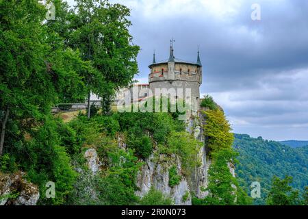 Abgelegener Blick auf Schloss Lichtenstein, ein historisches Gebäude im neogotischen Stil mit Blick auf die Siedlung Honau, Baden-Württemberg. Stockfoto