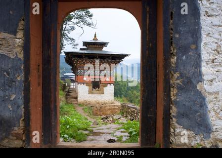 Tor nach Chu Dzong unter Jakar Dzong im Chamkhar-Tal, Bumthang, Bhutan, Himalaya, Asien Stockfoto