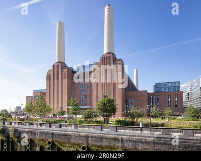 Battersea Power Station mit neu gestaltetem öffentlichen Bereich. Öffentlicher Bereich am Battersea Power Station, London, Großbritannien. Architekt: Wilkinson Eyre Stockfoto