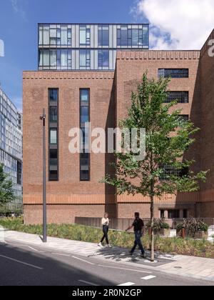 Fußwege und renovierte Ziegelfassade von BPS. Öffentlicher Bereich am Battersea Power Station, London, Großbritannien. Architekt: Wilkinson Eyre Architects, 2 Stockfoto