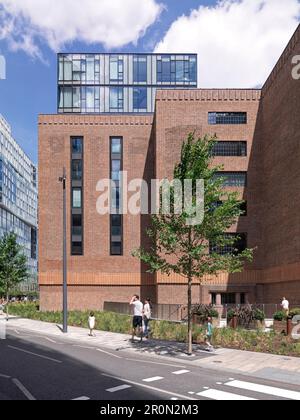 Fußwege und renovierte Ziegelfassade von BPS. Öffentlicher Bereich am Battersea Power Station, London, Großbritannien. Architekt: Wilkinson Eyre Architects, 2 Stockfoto