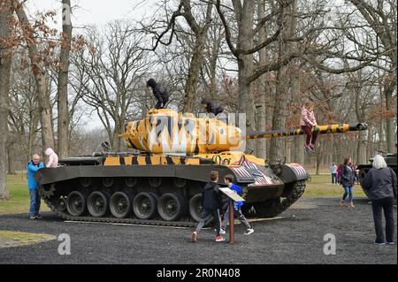 Wheaton, Illinois, USA. Kinder, die im Cantigny Park auf Militärpanzer klettern. Stockfoto