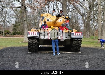 Wheaton, Illinois, USA. Kinder, die im Cantigny Park auf Militärpanzer klettern. Stockfoto