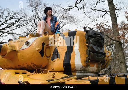 Wheaton, Illinois, USA. Kinder, die im Cantigny Park auf Militärpanzer klettern. Stockfoto