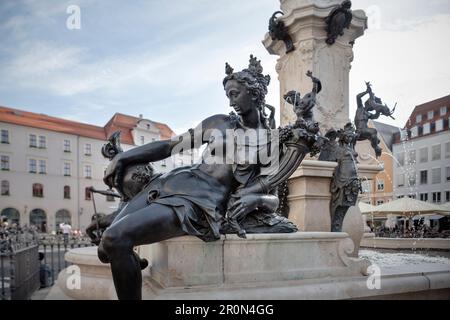 Augustus-Brunnen am Rathausplatz, UNESCO-Weltkulturerbe, historisches Wassermanagement, Augsburg, Bayern, Deutschland Stockfoto