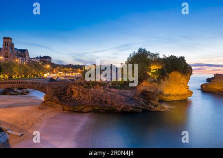 Sainte-Eugénie-Kirche, Biarritz, französisches Baskenland, Frankreich bei Nacht Stockfoto