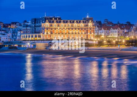 Hôtel du Palais, Biarritz, französisches Baskenland, Frankreich bei Nacht Stockfoto