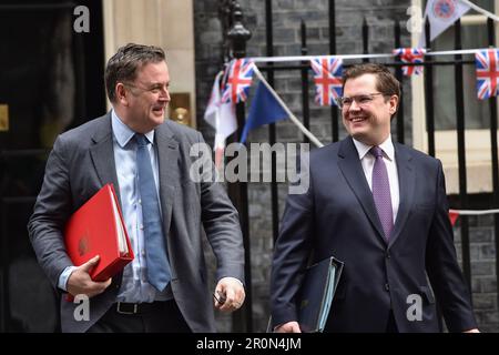 London, England, Großbritannien. 9. Mai 2023. MEL STRIDE, Arbeits- und Rentenminister, und ROBERT JENRICK, Staatsminister für Einwanderung, verlassen die Downing Street nach der wöchentlichen Kabinettssitzung. (Kreditbild: © Thomas Krych/ZUMA Press Wire) NUR REDAKTIONELLE VERWENDUNG! Nicht für den kommerziellen GEBRAUCH! Kredit: ZUMA Press, Inc./Alamy Live News Stockfoto