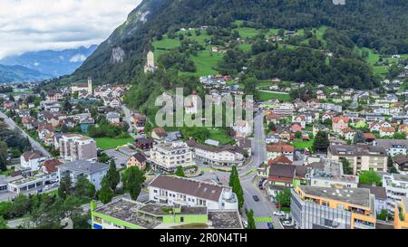 Luftaufnahme einer malerischen Stadt, eingebettet in ein Bergtal Stockfoto