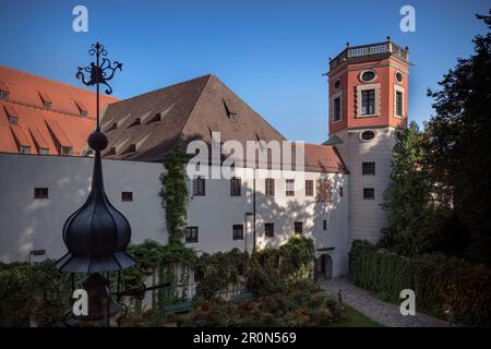 Blick vom Kräutergarten auf dem Wasserturm am Roten Tor, UNESCO-Weltkulturerbe historisches Wasser, Augsburg, Bayern, Deutschland Stockfoto