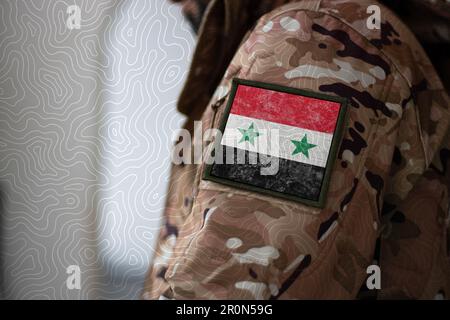 Syrischer Soldat. Soldat mit der Flagge Syriens, syrische Flagge auf einer Militäruniform. Tarnkleidung Stockfoto