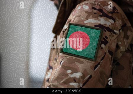 Bangladesch Soldat. Soldat mit der Flagge Bangladesch, Bangladesch Flagge auf einer Militäruniform. Tarnkleidung Stockfoto