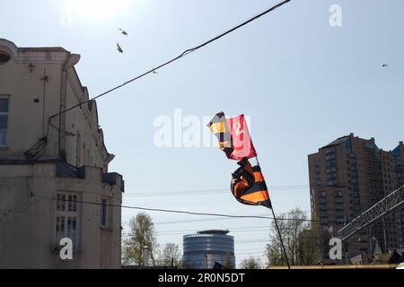 Inschrift der Flaggen: National Liberation Movement und Red Banner of Victory - 150. Gewehr, Orden von Kutusow, 2. Klasse, Idritsa Division, 79. Ri Stockfoto