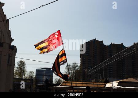 Inschrift der Flaggen: National Liberation Movement und Red Banner of Victory - 150. Gewehr, Orden von Kutusow, 2. Klasse, Idritsa Division, 79. Ri Stockfoto