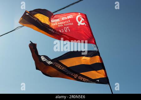 Inschrift der Flaggen: National Liberation Movement und Red Banner of Victory - 150. Gewehr, Orden von Kutusow, 2. Klasse, Idritsa Division, 79. Ri Stockfoto